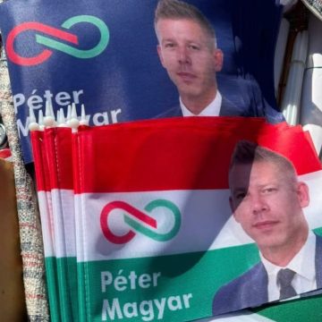 magyar peter a zaszlon Magyar Péter arcképe a nemzeti zászlón: megint lesz mit kivágni