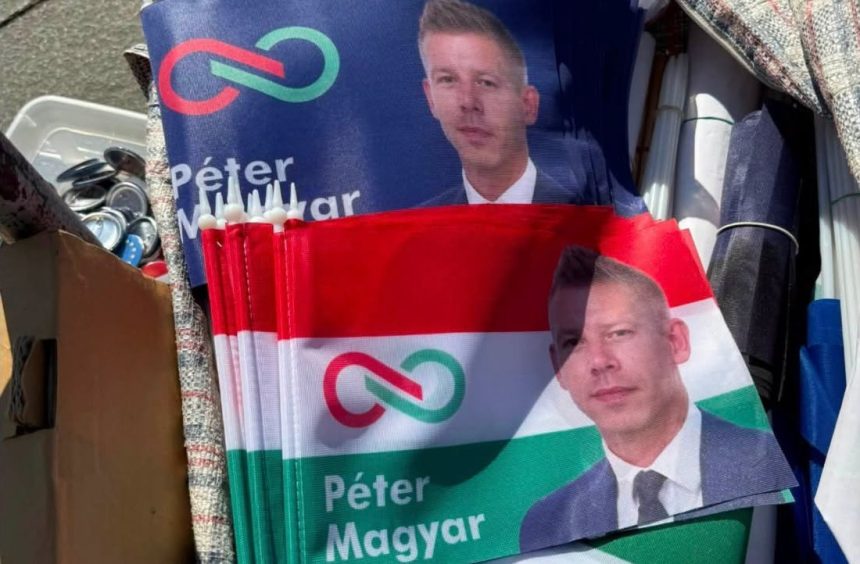 Magyar Péter arcképe a nemzeti zászlón: megint lesz mit kivágni